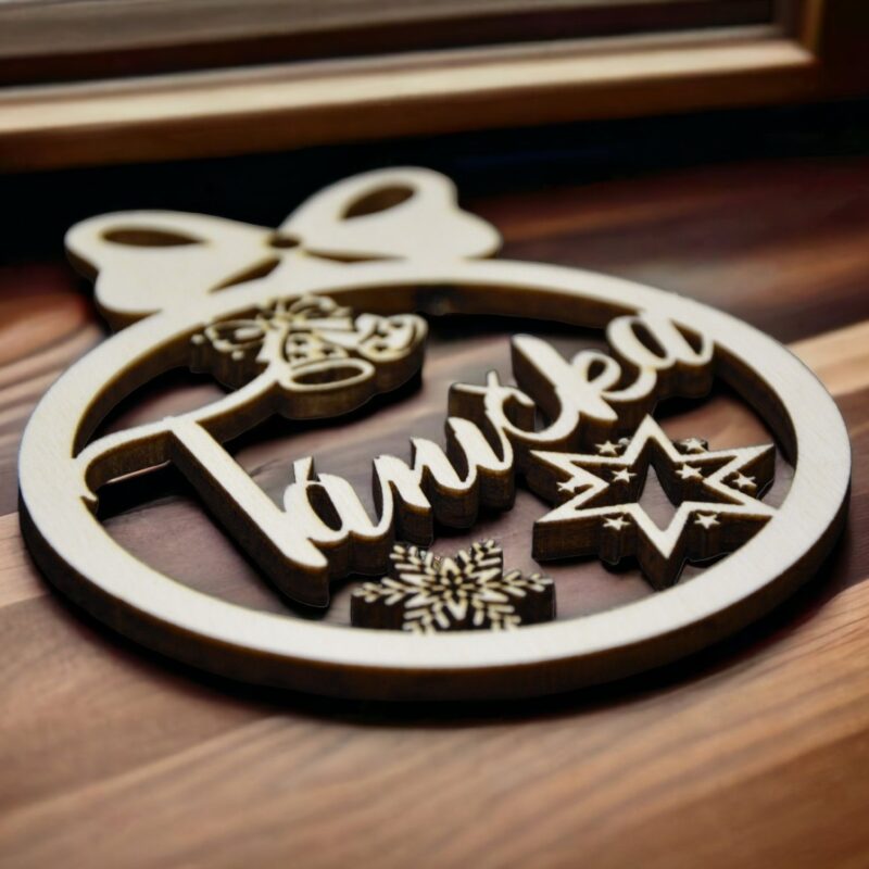 Personalizovaná ozdoba na stromeček, dřevěná kulička se jmény