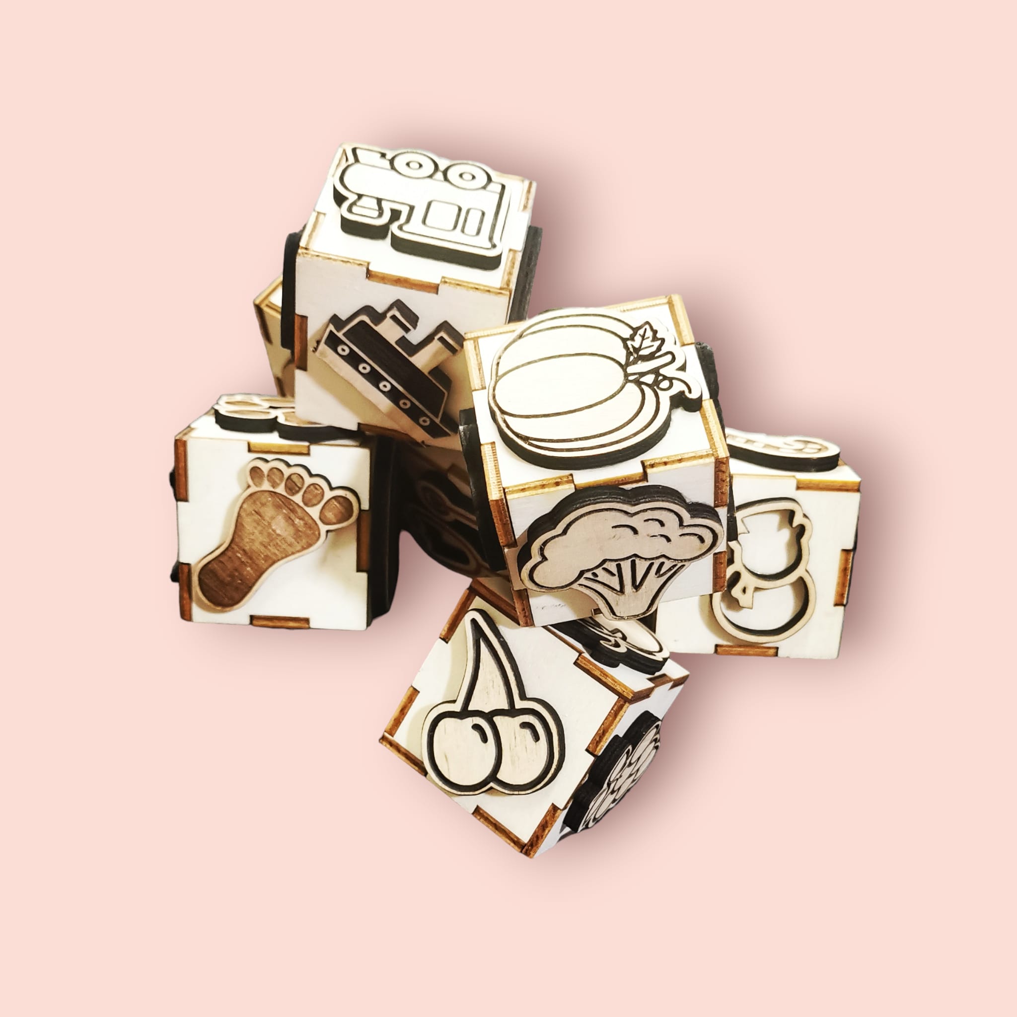 Dřevěné kostky doplněk ke smyslohraní